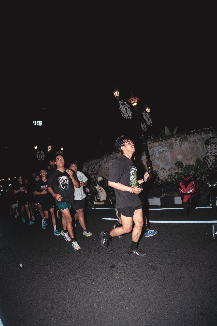 LARI SKENA: Komunitas HCC berlari di ruas jalan Kota Blitar beberapa waktu lalu.
