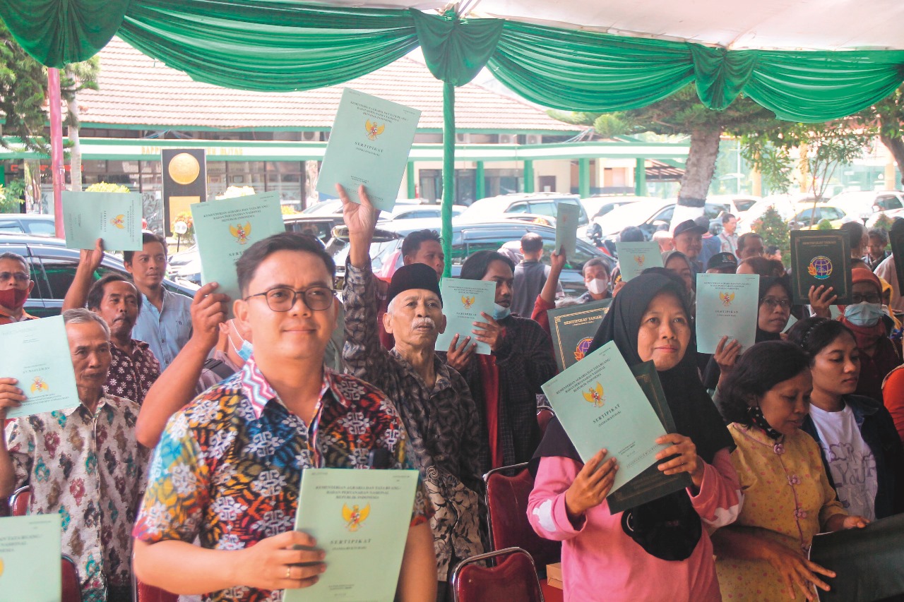 SENANG: Warga mendapat sertifikat melalui program pendaftaran tanah sistematis lengkap (PTSL) di Kabupaten Blitar, (5/7/2025).