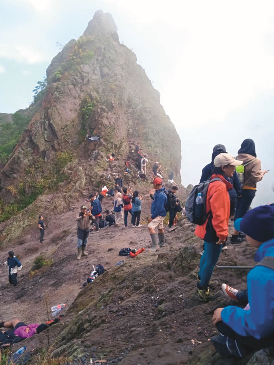 MENANTANG: Jalur pendakian Gunung Kelud melalui jalur Desa Karangrejo, Kecamatan Garum, Kabupaten Blitar bakal ditutup sementara selama sepekan.