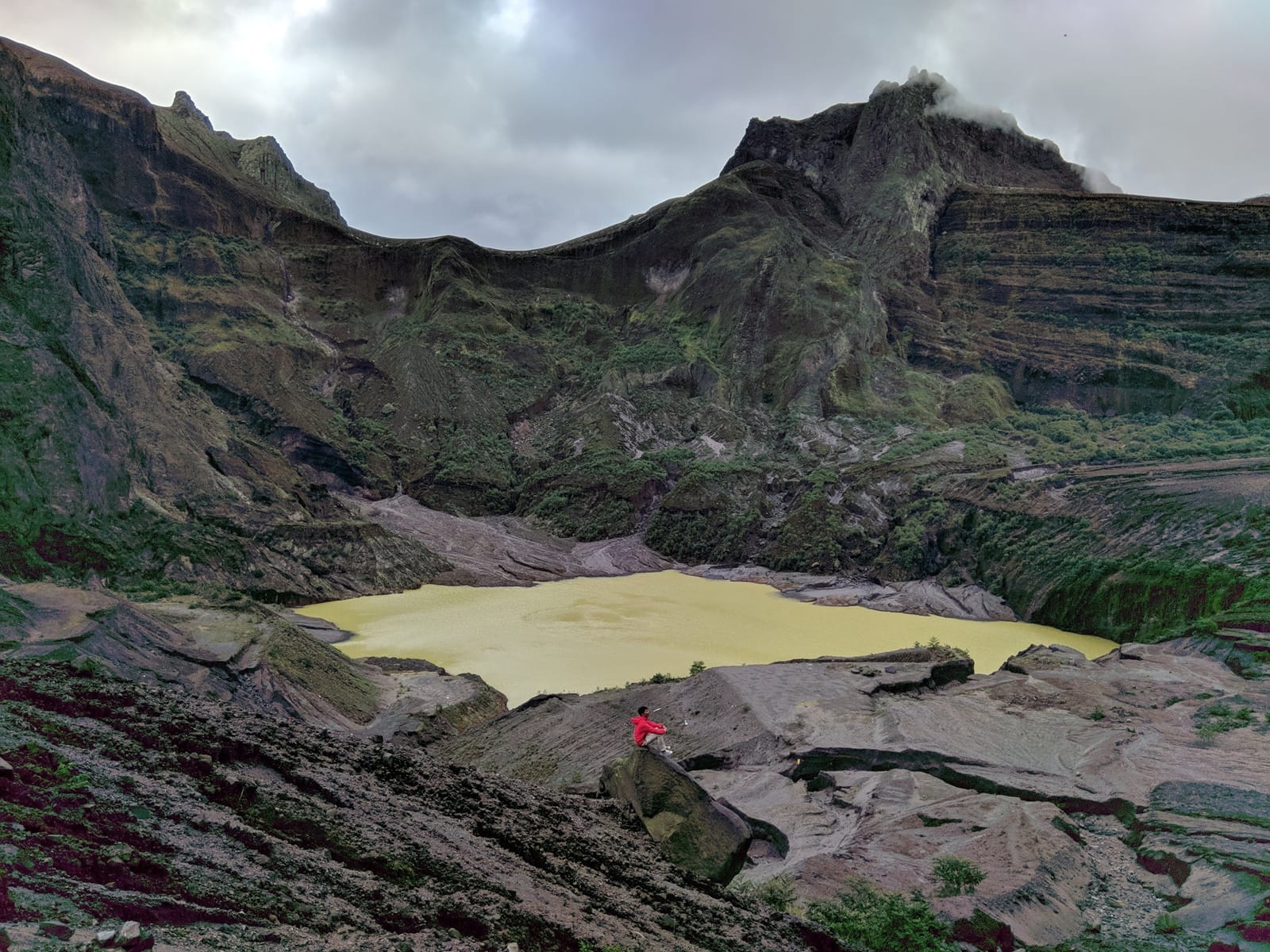 Raja yang Menantang Gunung: Ketika Kesombongan Membawa Kutukan di Gunung Kelud