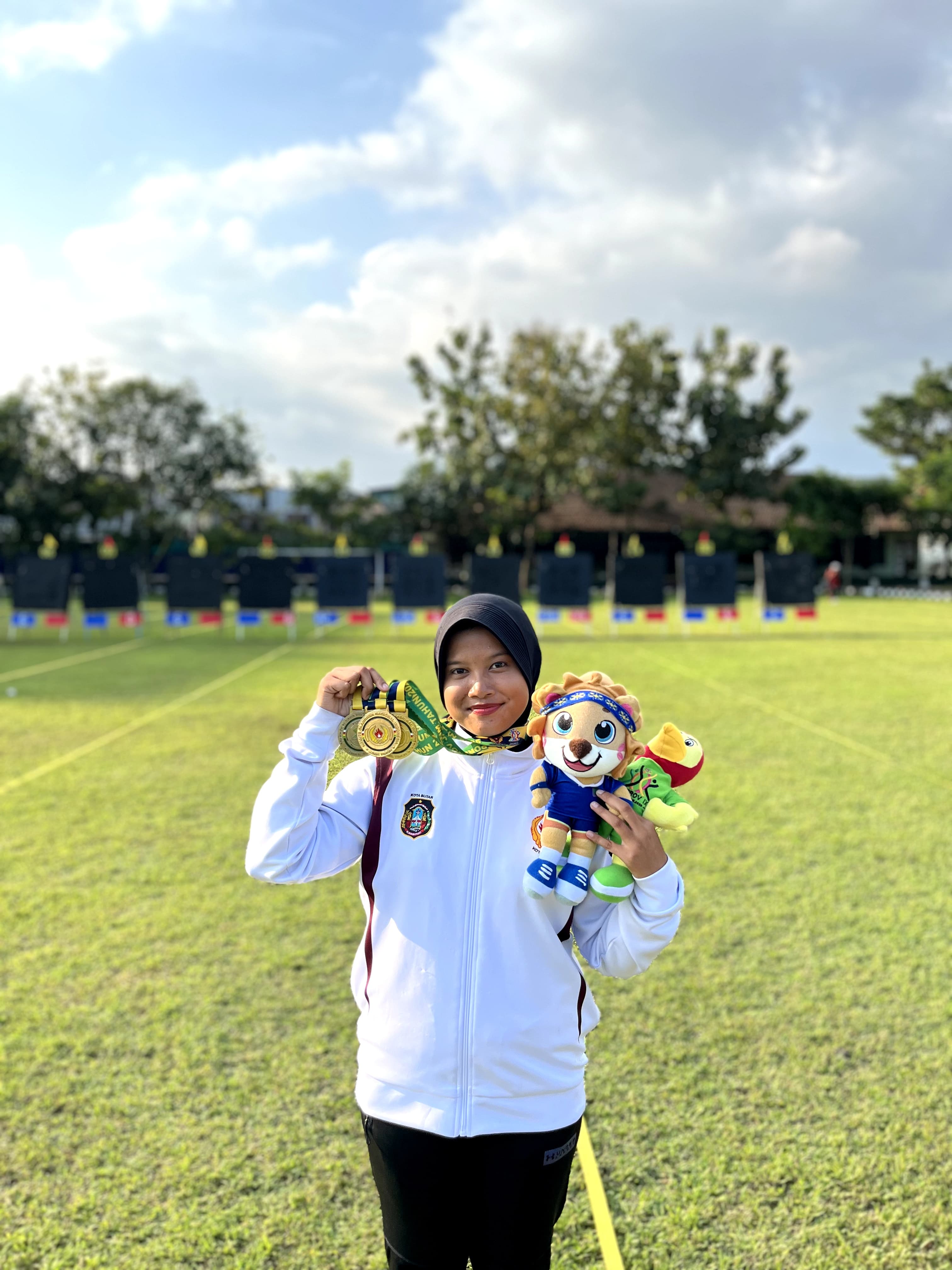 DISIPLIN: Felicita Ellis Russmawati menunjukkan medali emas yang baru saja diraihnya di ajang Porprov IX Jatim 2025.