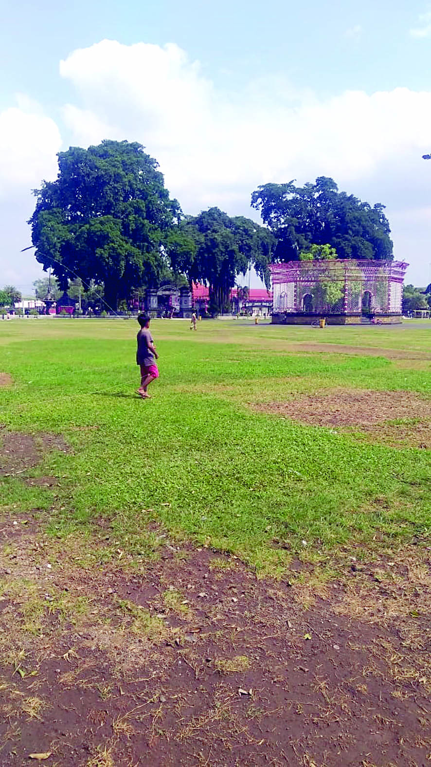 TERUS DIRAWAT: DLH Kota Blitar secara rutin merawat rumput Alun-Alun Kota Blitar.
