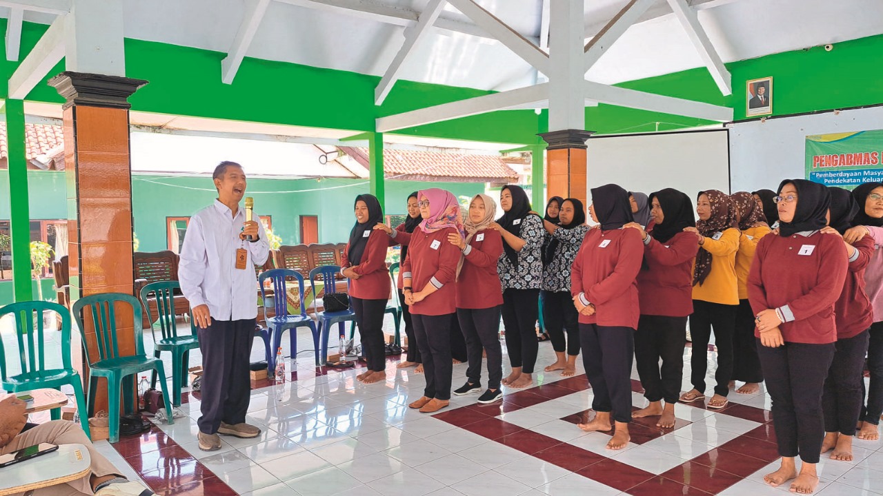 SEHAT: Warga mengikuti pelatihan dari Polkesma Kampus Blitar di