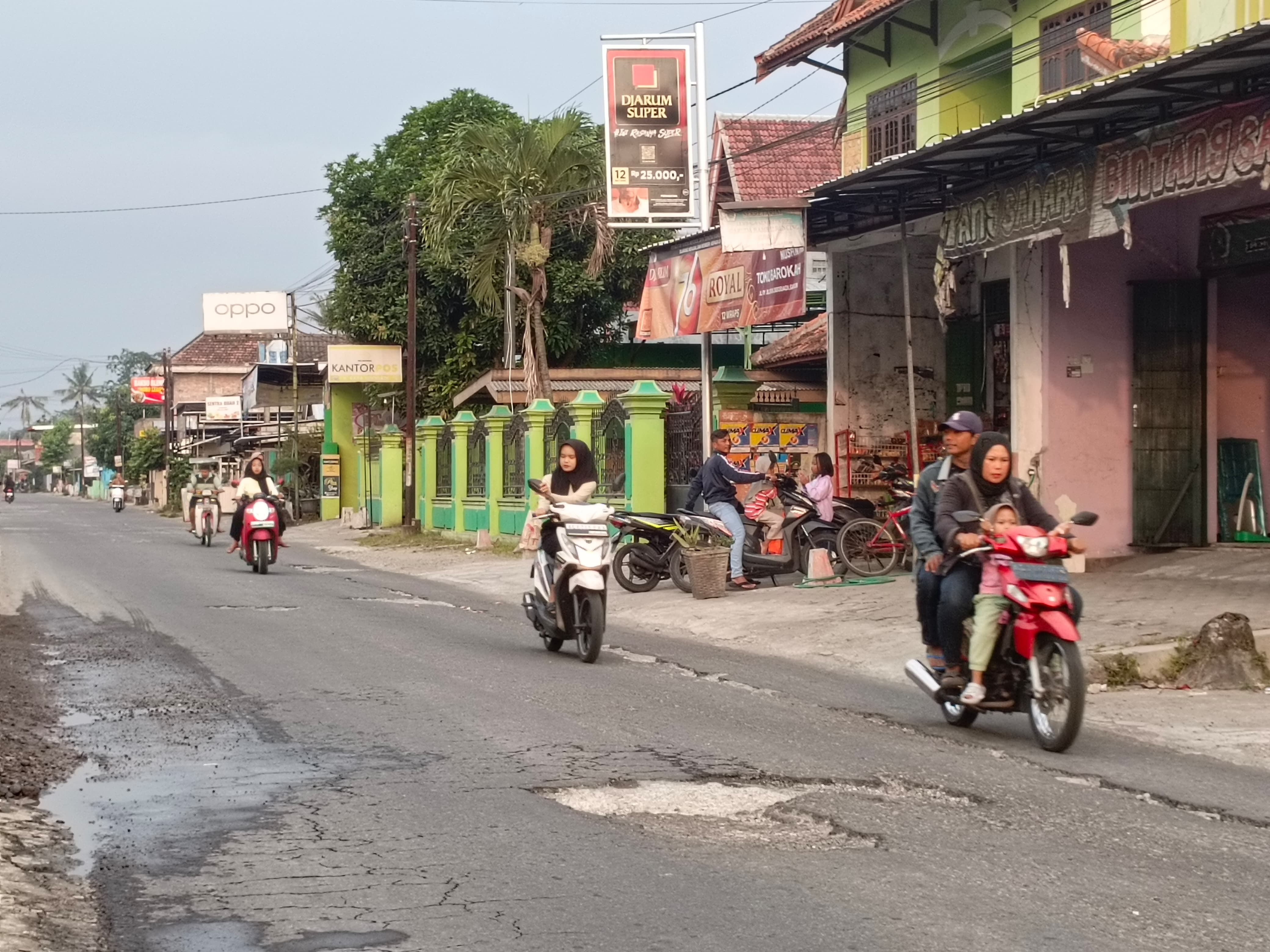HARUS DIHINDARI: Kondisi kerusakan di jalur utama Desa Sidodadi, Kecamatan Garum, pada Minggu (13/7).
