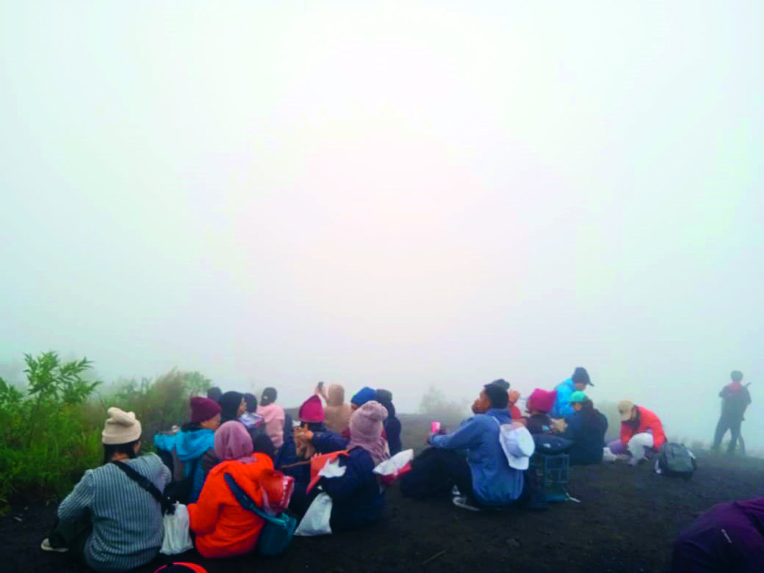TETAP HATI-HATI: Para pendaki menikmati suasana berkabut di kawasan puncak di Gunung Kelud.
