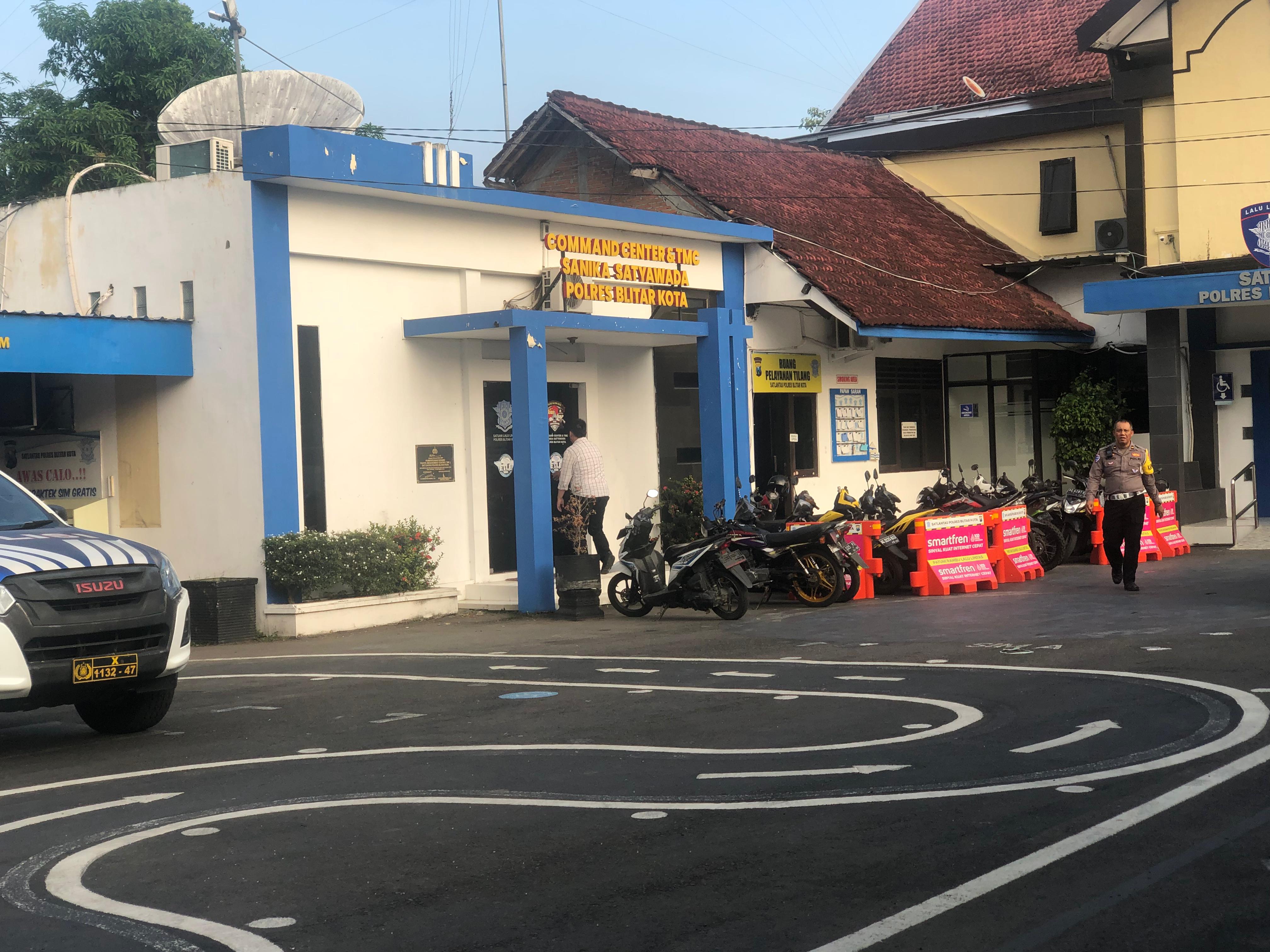 DIDUGA TERLIBAT: Seorang anggota DPRD Kota Blitar menjalani pemeriksaan di salah satu ruang di Polres Blitar Kota, Senin (14/7/2025).