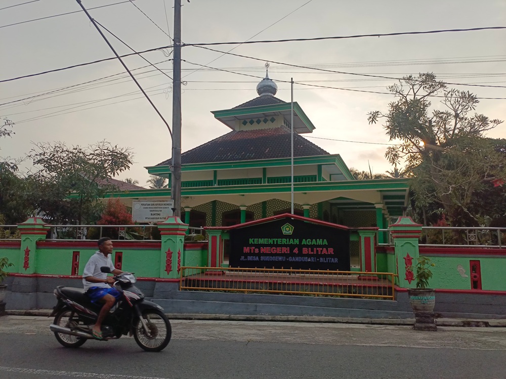 AKTIF KEMBALI: Suasana halaman MTsN 4 Blitar, Desa Sukosewu, Kecamatan Gandusari, pada Minggu (13/7).