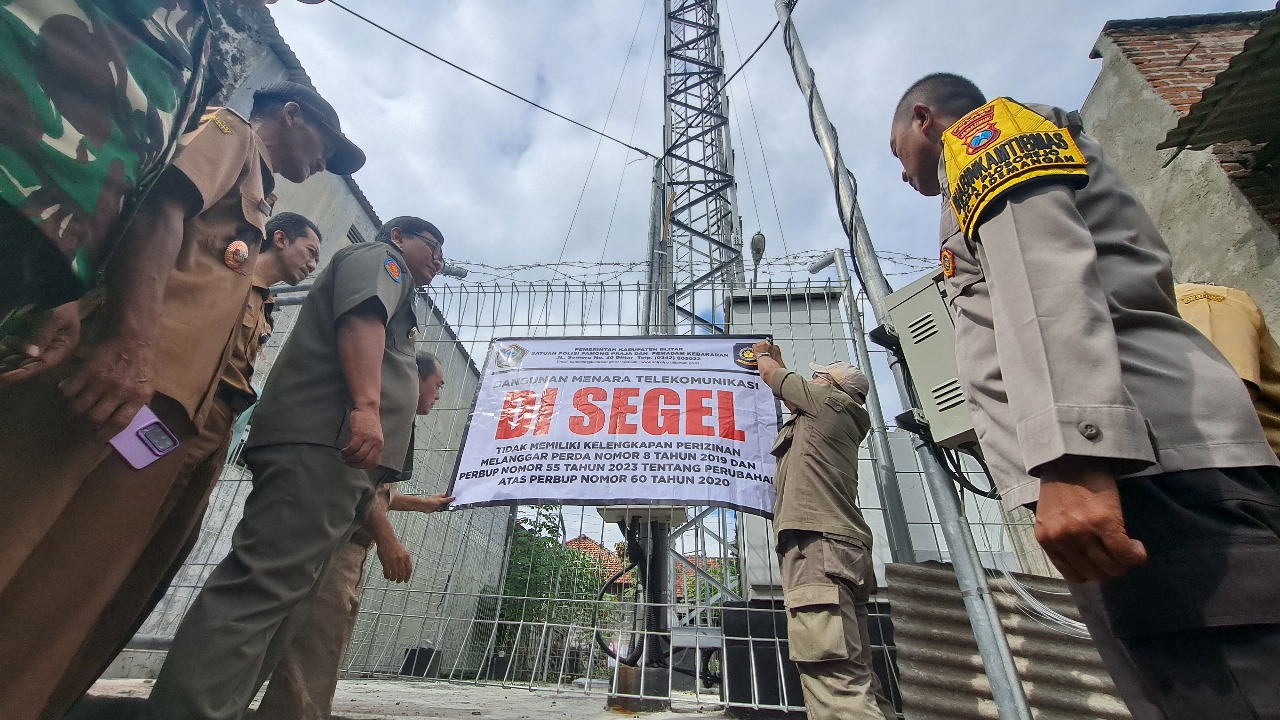 LANGGAR ATURAN: Satu menara telekomunikasi milik PT Bina Mitra Sehati (BMS) yang berdiri di Desa Plosorejo, Kecamatan Kademangan, resmi disegel oleh petugas gabungan pada Selasa (15/7).