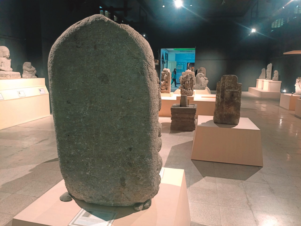 BERSEJARAH: Prasasti Kinewu menjadi salah satu koleksi Museum Penataran, Kecamatan Nglegok.