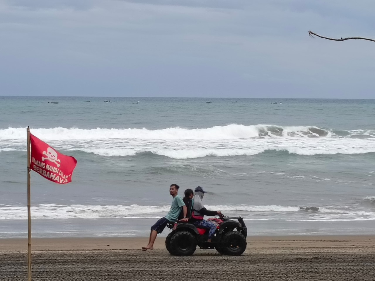 MENYENANGKAN: Aktivitas wisatawan menikmati suasana liburan di Pantai Serang, Kecamatan Panggungrejo, beberapa waktu lalu.