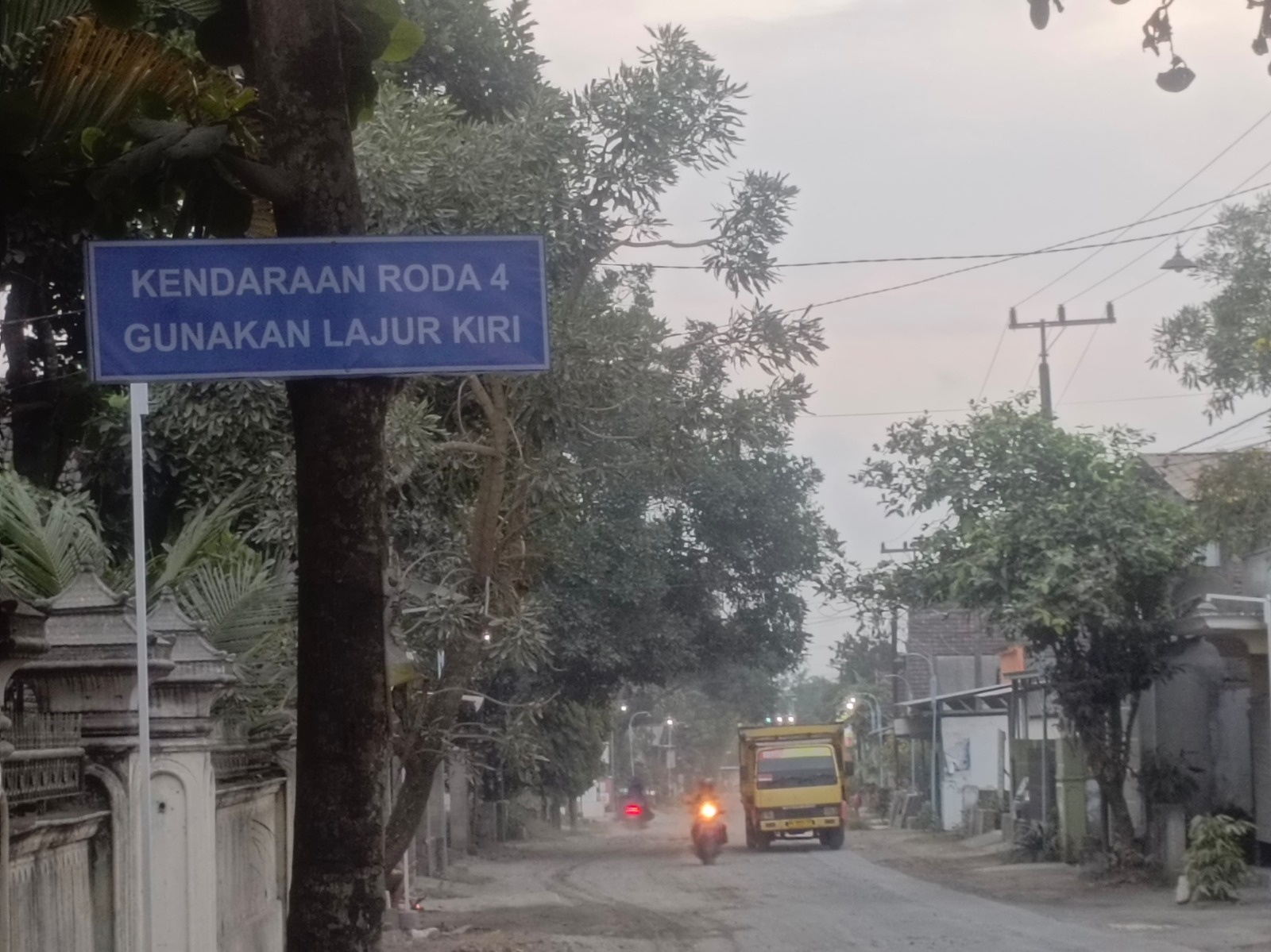 RUSAK PARAH: Suasana jalur utama di Desa Candirejo, Kecamatan Ponggok, yang mengalami kerusakan pada Selasa (15/7/2025).