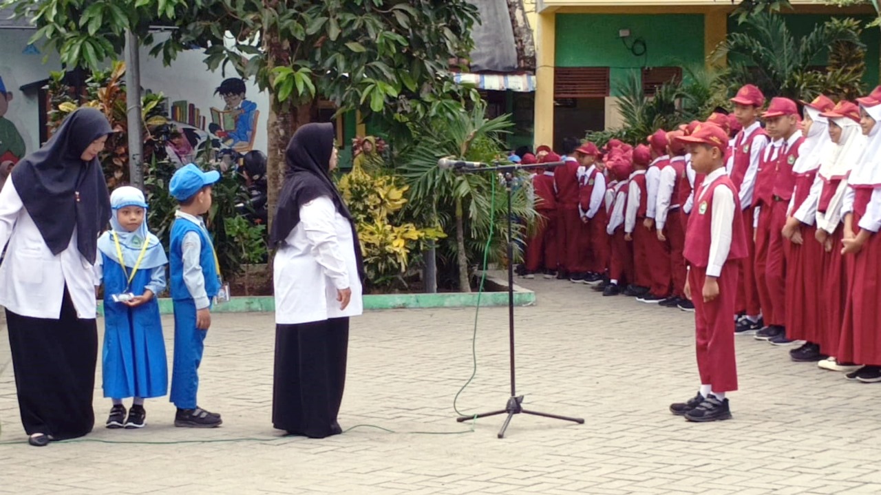TERTIB: Pelaksanaan Matsama di MIN 4 Blitar, Desa Ngaringan, Kecamatan Gandusari, memasuki tahun ajaran baru 2025/2026.