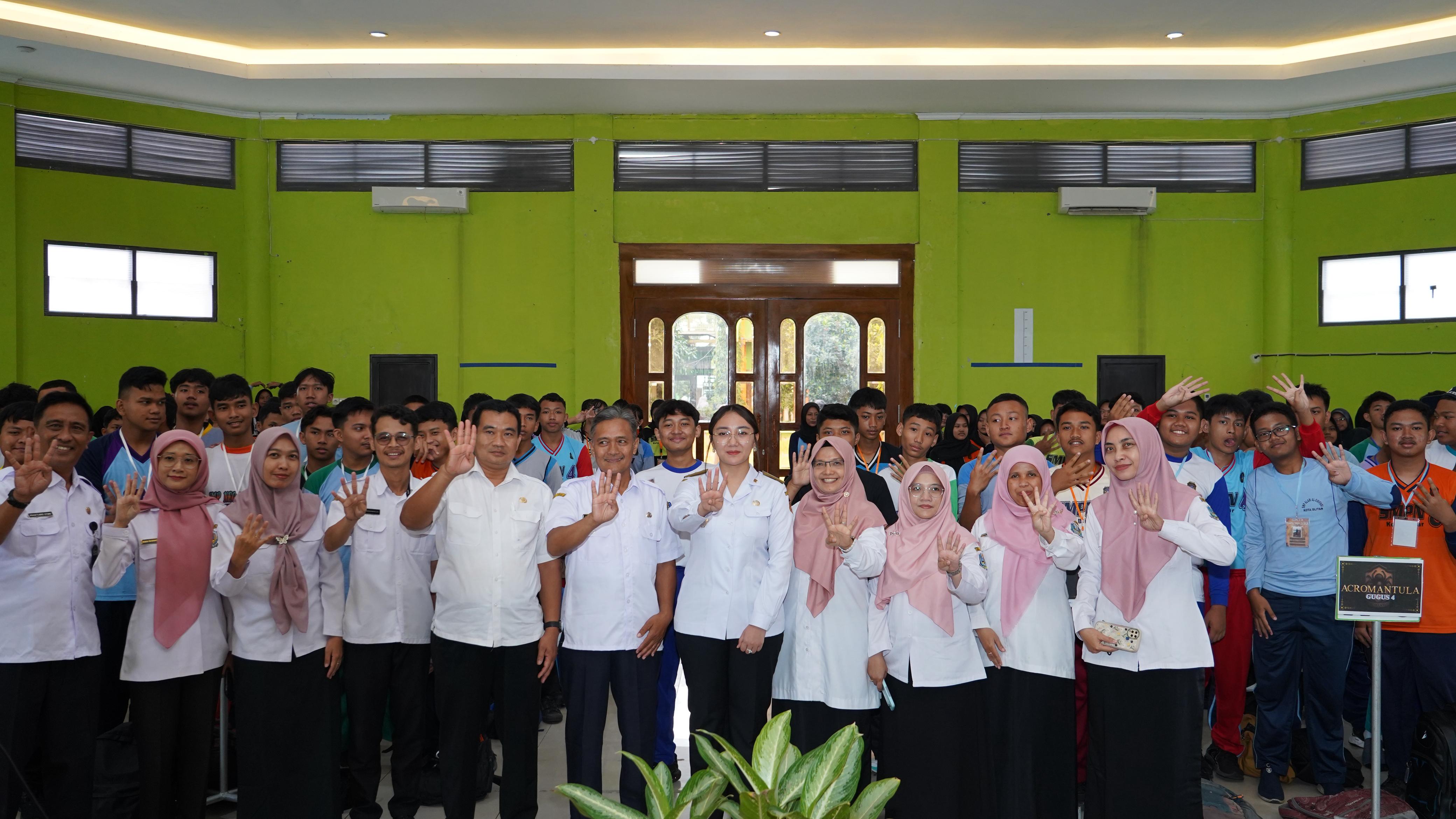 SIAP CEGAH BULLYING: Wawali berfoto bersama kepala SMAN 4 Blitar, guru dan siswa baru.