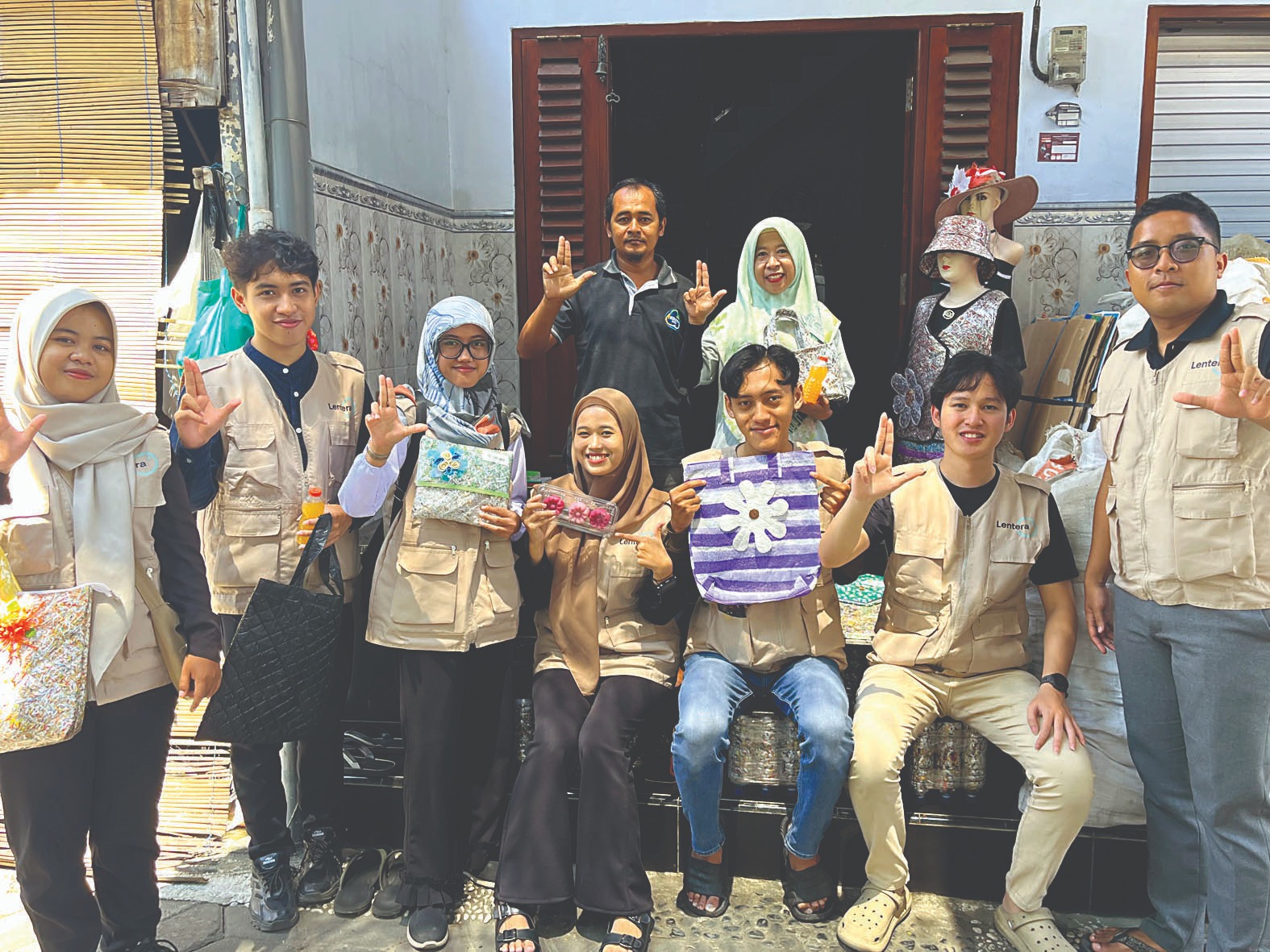 PEDULI LINGKUNGAN: Anggota komunitas Lentera ketika berkunjung ke salah satu bank sampah sekaligus sosialisasi aplikasi Trashpay.
