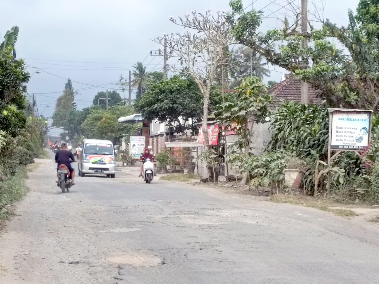 HARUS DIHINDARI: Kondisi kerusakan jalan di Desa Penataran, Kecamatan Nglegok, pada Selasa (15/7/2025).