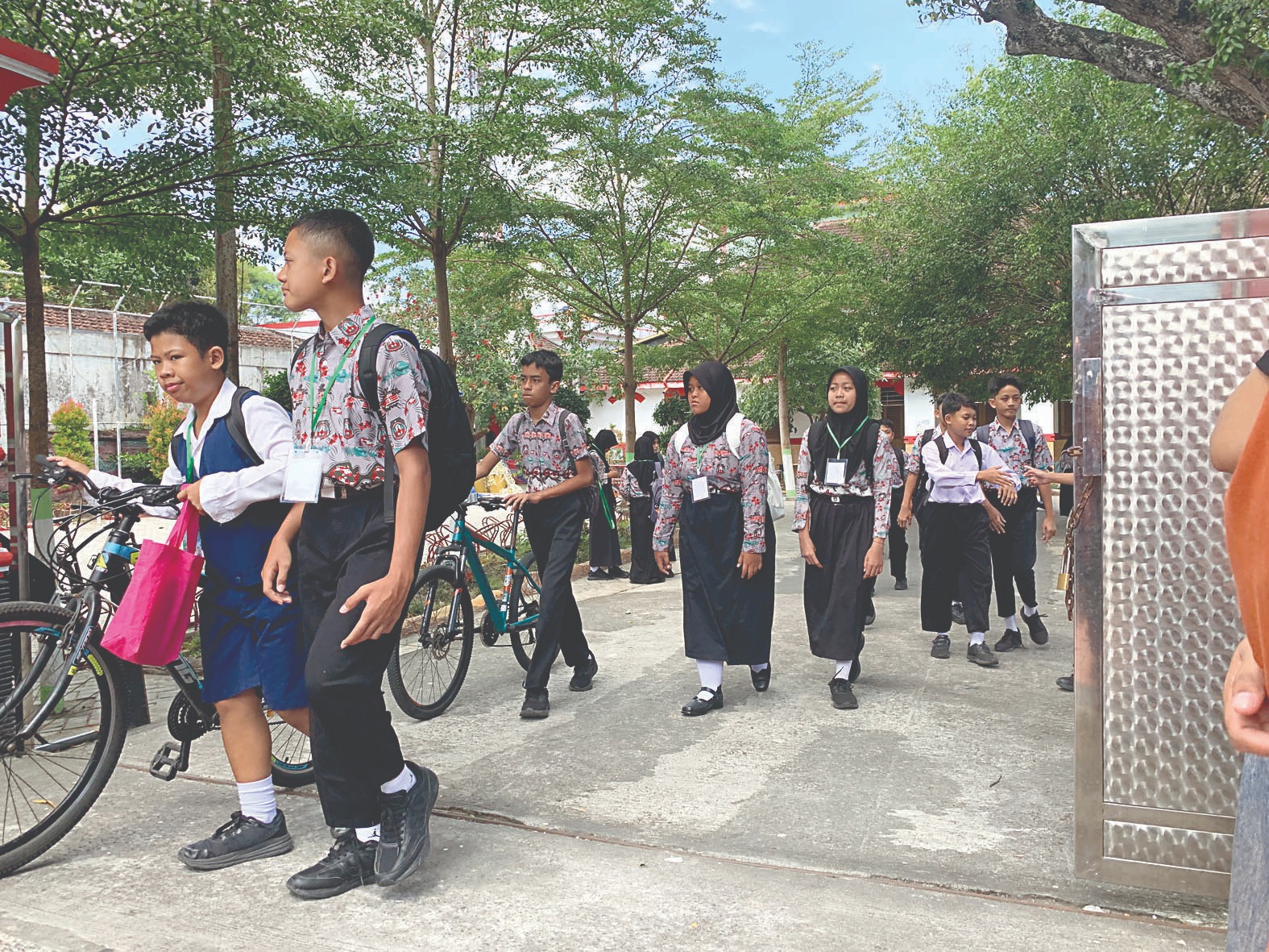 AWASI PERGAULAN: Sejumlah siswa SMPN 1 Blitar keluar dari sekolah saat jam pulang, kemarin (16/7).