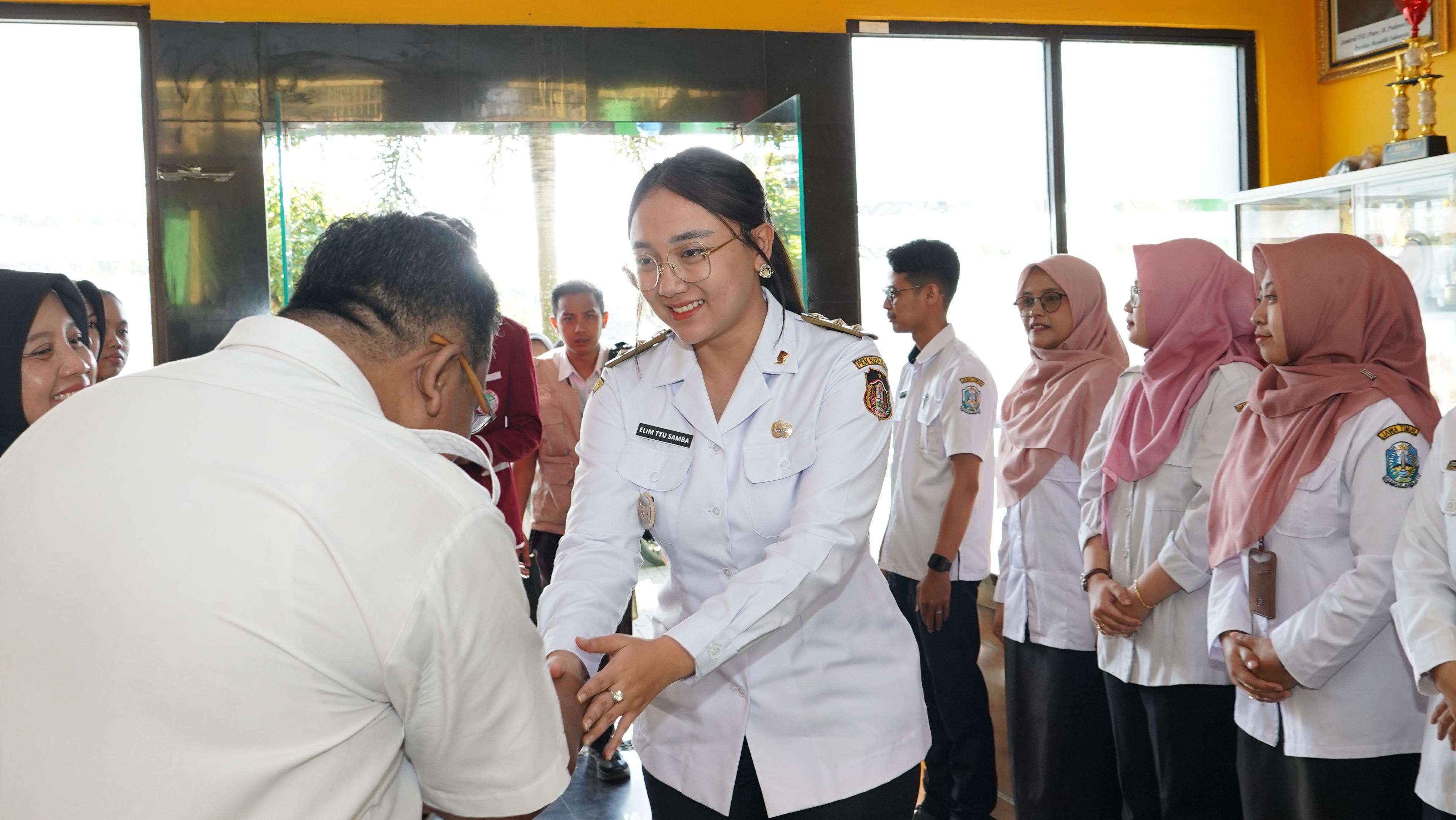 MONITORING: Wakil Wali Kota Blitar Elim Tyu Samba menyalami para guru saat mengecek pelaksanaan MPLS di SMAN 4 Blitar, Rabu (17/7/2025).