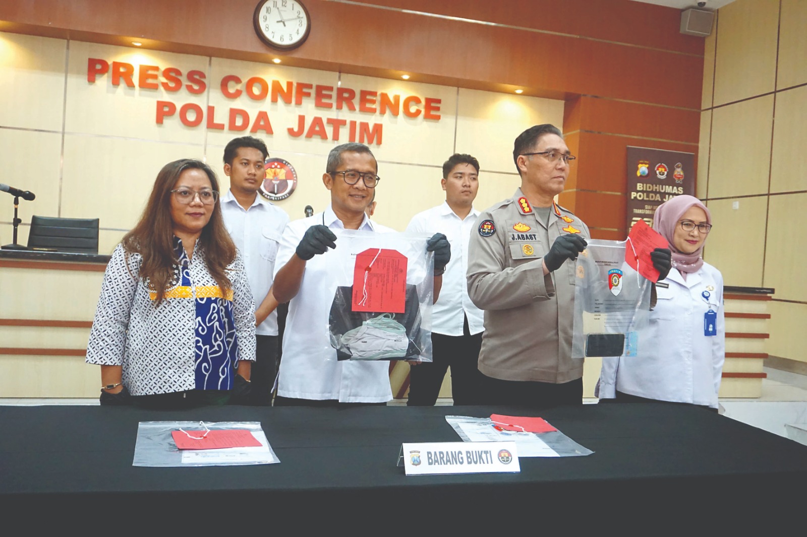 PENDETA CABUL: Polda Jatim mengungkap dugaan kasus pencabulan yang dilakukan oleh Pendeta Daniel Ki Bagus Heruyono di Mapolda Jatim kemarin.