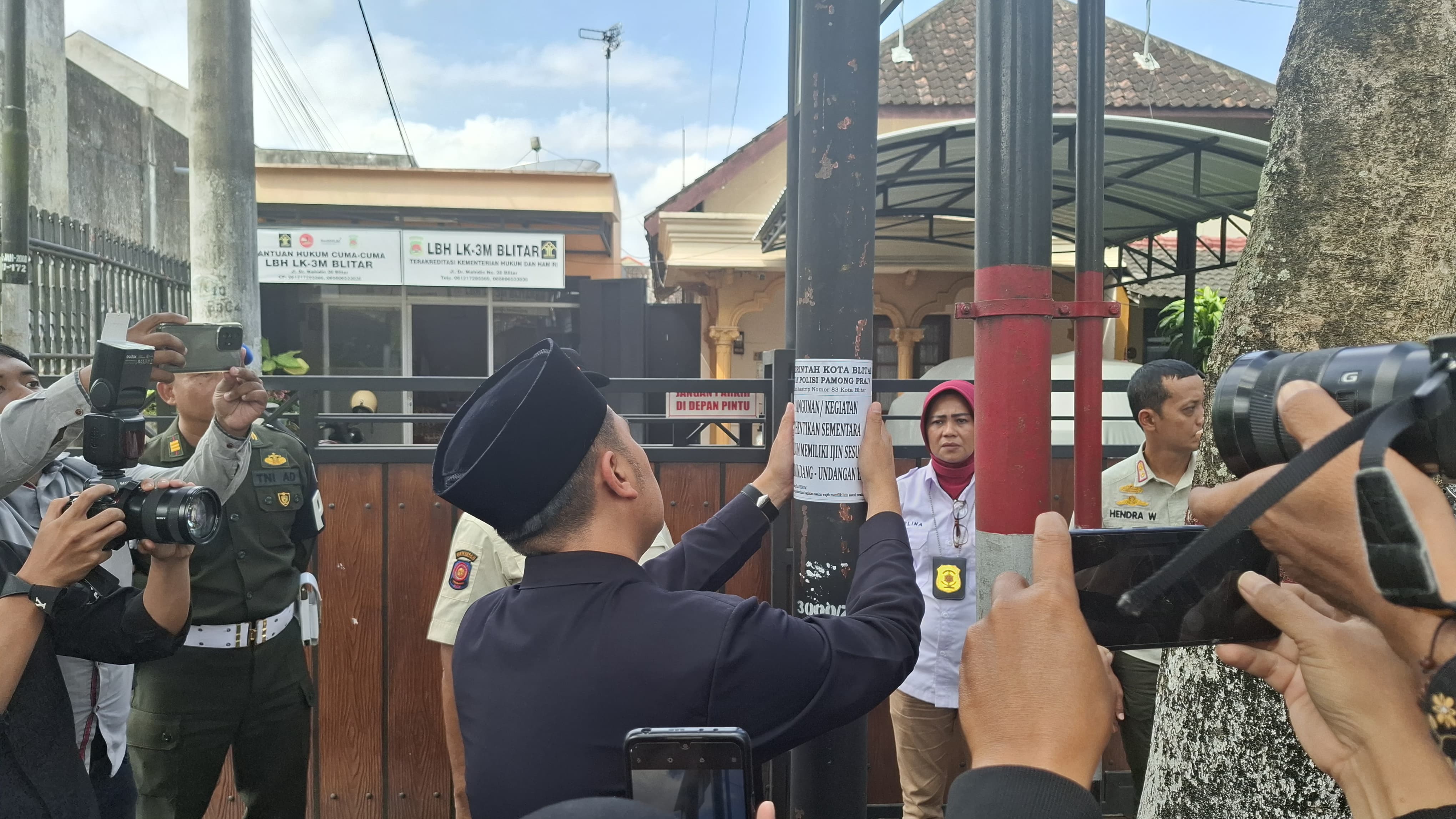TEGAS: Wali Kota Blitar Mas Ibin ikut memasang segel ke tiang jaringan FO yang tak kantongi izin, Kamis (17/7/2025).
