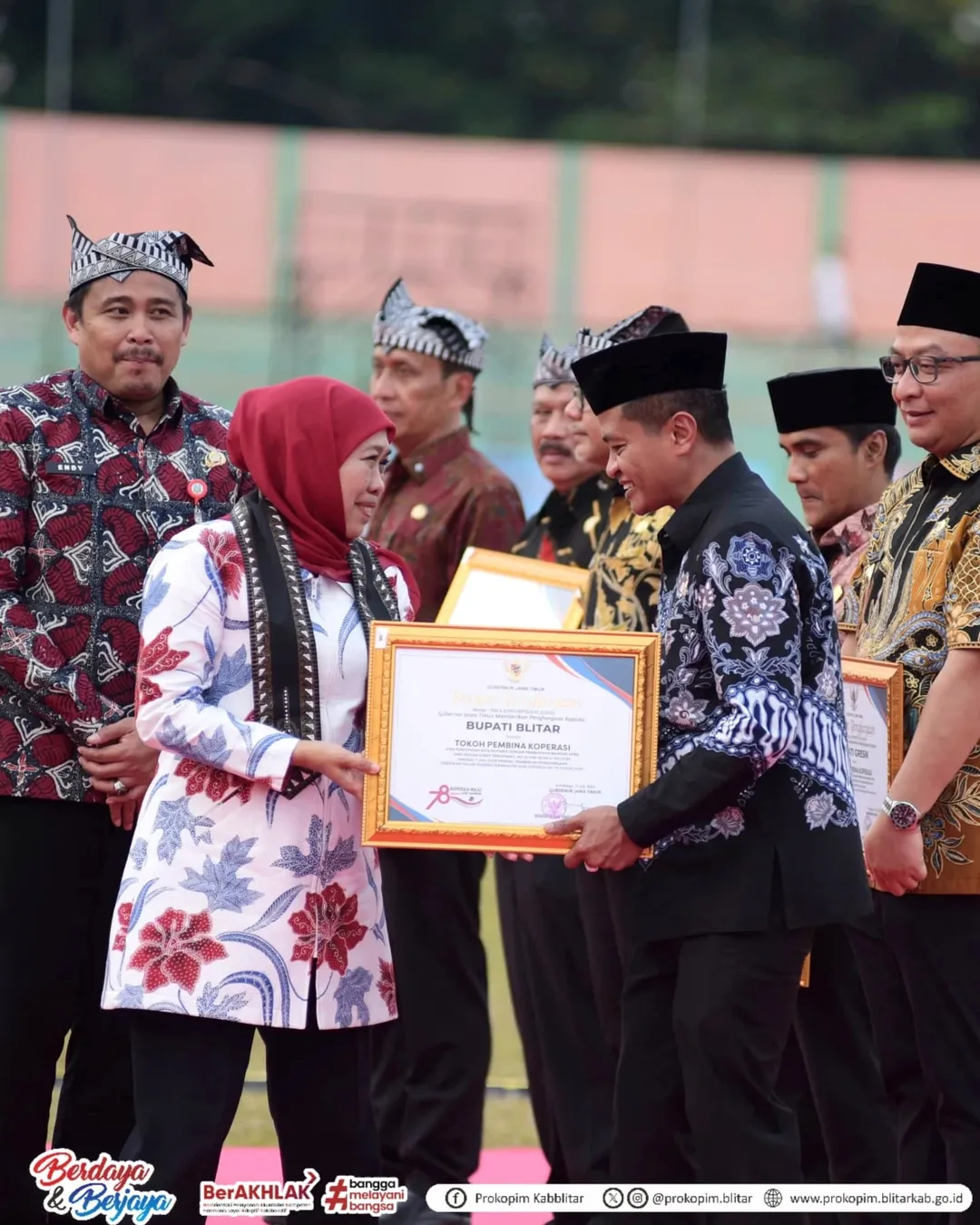 Wabup Blitar, Beky Herdihansah mewakili Bupati Blitar, Rijanto menerima penghargaan dari Gubernur Jatim, Khofifah Indar Parawansa pada Puncak Peringatan Hari Koperasi ke-78 di Bojonegoro, Kamis (17/7)