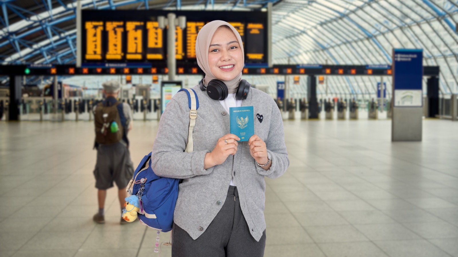 Berharap : Salah satu warga memegang paspor untuk kepentingan bepergian.