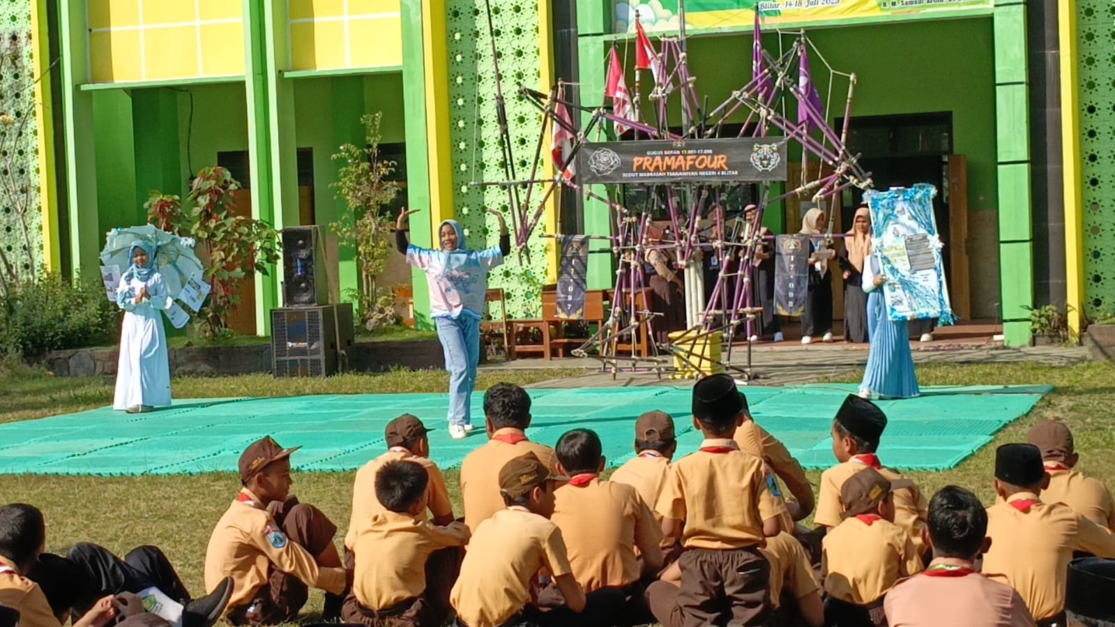 UNJUK DIRI: Anggota ekskul Jurnalistik Madsaneba demonstrasi kegiatan ekskul di halaman MTsN 4 Blitar pada Jumat (18/7/2025).
