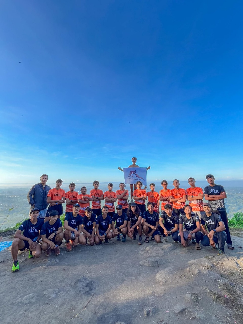 PENUH TANTANGAN: Komunitas Trail Run berfoto bersama di puncak Gunung Pegat, Kabupaten Blitar.