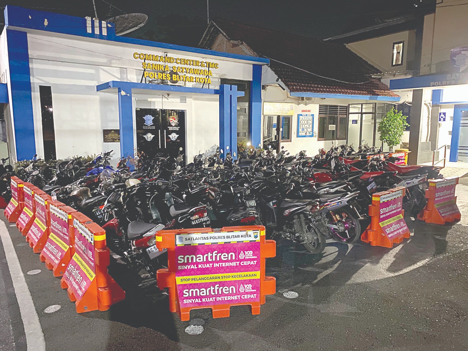 TEGAS: Polisi Amankan Puluhan Motor Berknalpot Brong di Polres Blitar Kota, Sabtu (19/7/2025) malam.