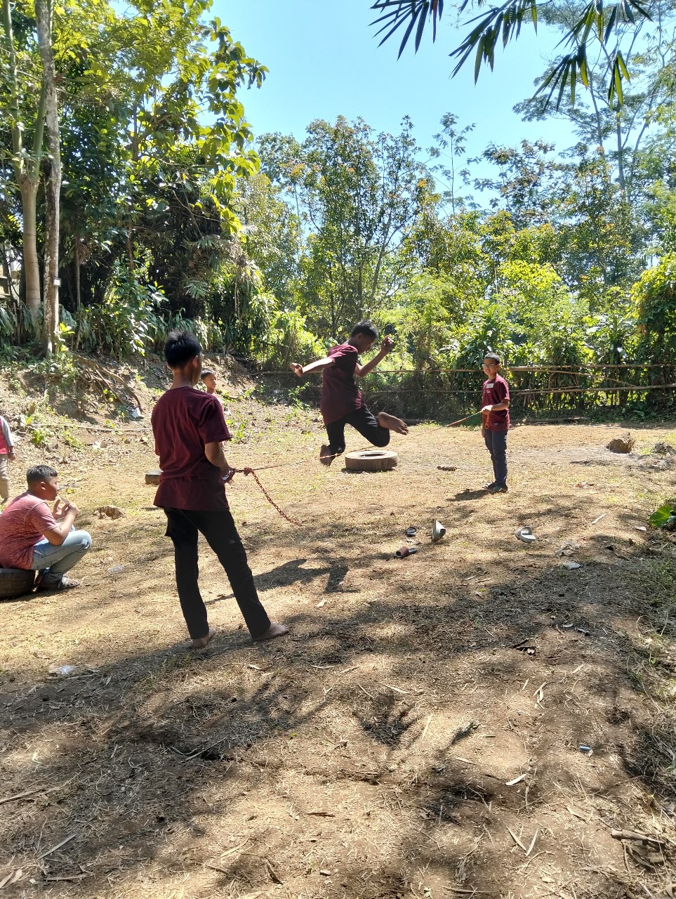 SERU: Agenda Bocah Dolanan Tradisional di tepian Kali Semut, Kelurahan Bajang, Kecamatan Talun, pada Minggu (20/7/2025).