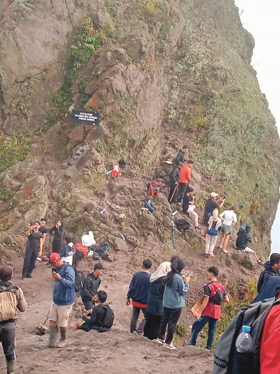 DAYA TARIK: Suasana puncak Gunung Kelud saat musim pendakian.
