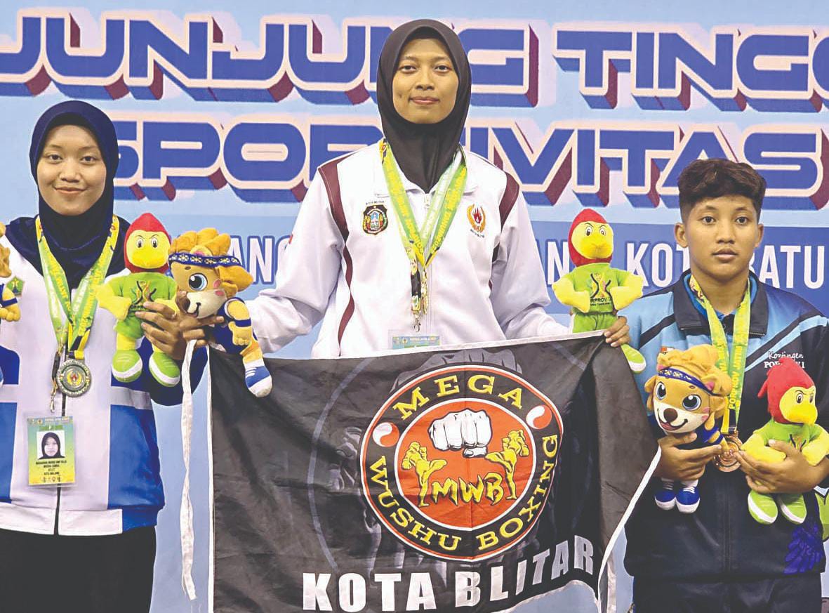 TEKAD KUAT: Denok Tri Wahyuni menunjukkan medali emasnya yang berhasil diraih di Porprov Jatim 2025.