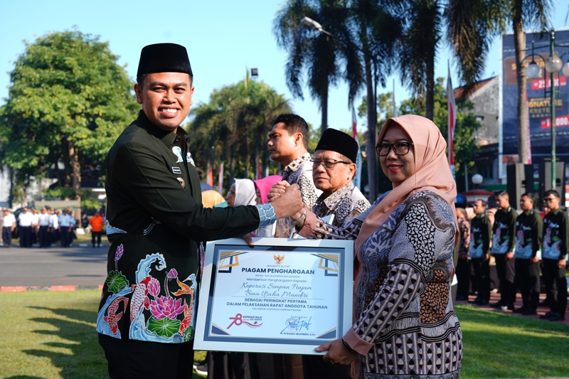 APRESIASI: Wali Kota Blitar, Syauqul Muhibbin memberikan piagam penghargaan kepada koperasi terbaik saat upacara peringatan Hari Koperasi Nasional ke-78, Senin (21/7/2025).