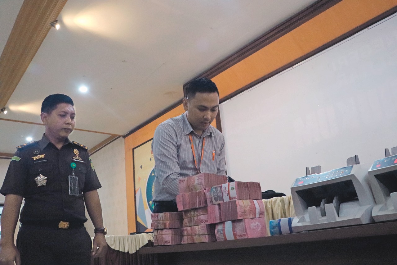Kejari Kabupaten Blitar menghitung uang kerugian negara yang dikembalikan oleh tersangka kasus korupsi Dam Kali Bentak.