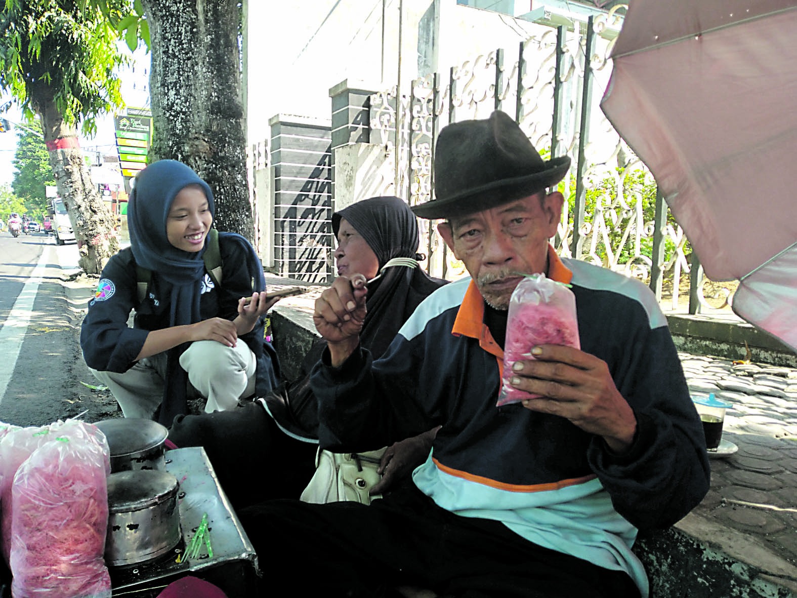 ⁠Kisah Pasutri Mbah Sumadi-Sukati Tetap Setia Jajakan Jajanan Tradisional Rambut Nenek Keliling Kota Blitar