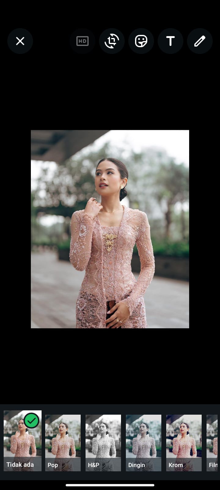 Di tengah arus mode global yang cepat berubah, kebaya tetap menjadi busana ikonik yang tak tergantikan.