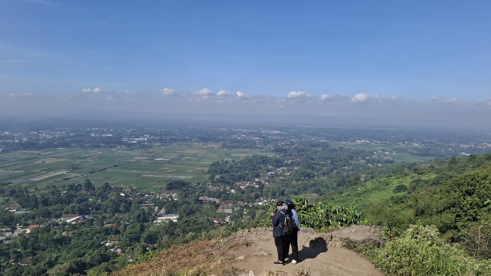 Sensasi Menikmati &ldquo;Lautan Awan&rdquo; di Puncak Gunung Pegat Blitar Sambil Lepas Penat