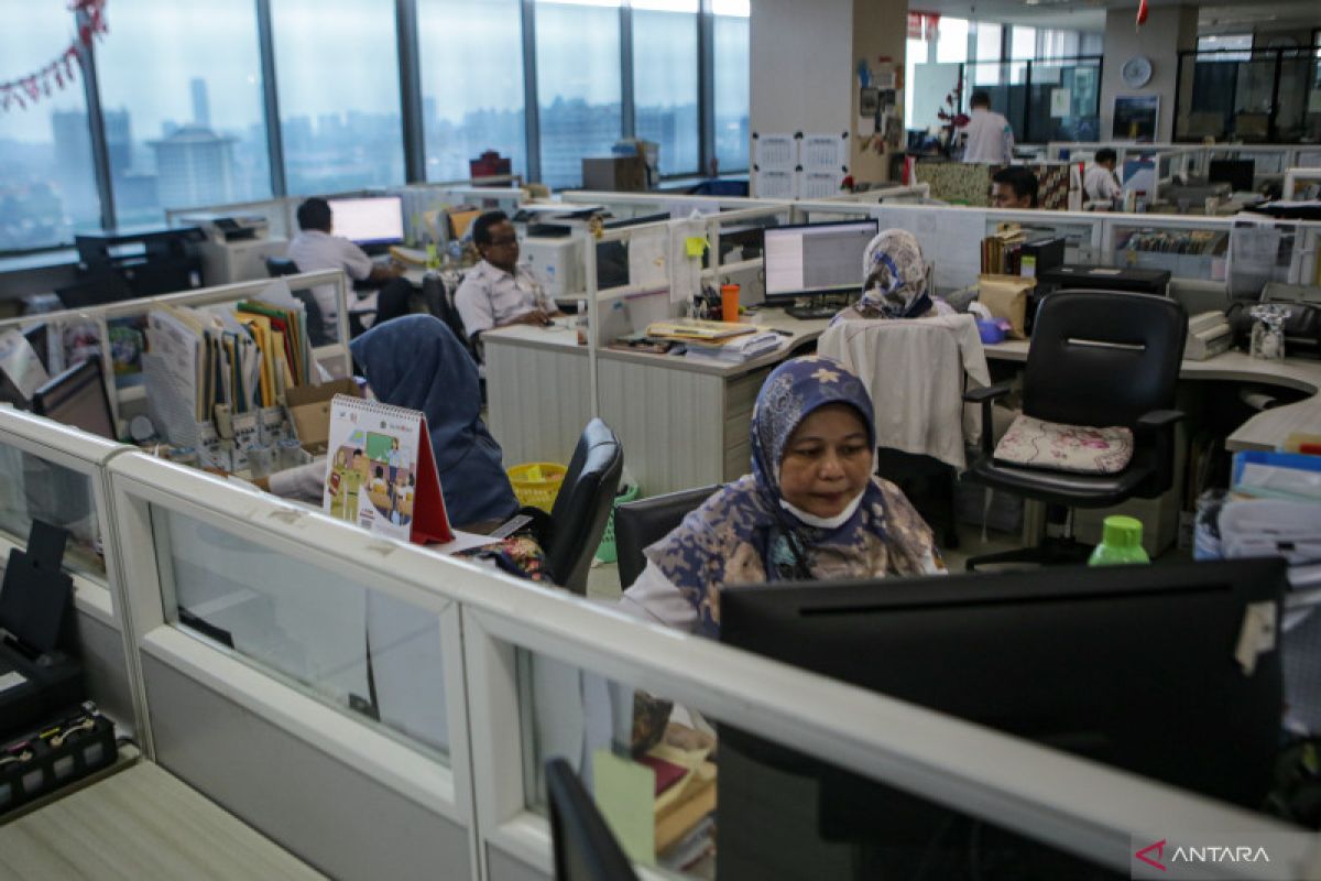 Pemerintah Indonesia mulai mencontoh Belanda dan Singapura dalam sistem kerja ASN fleksibel. Menpan RB ungkap rencana reformasi birokrasi berbasis hybrid.