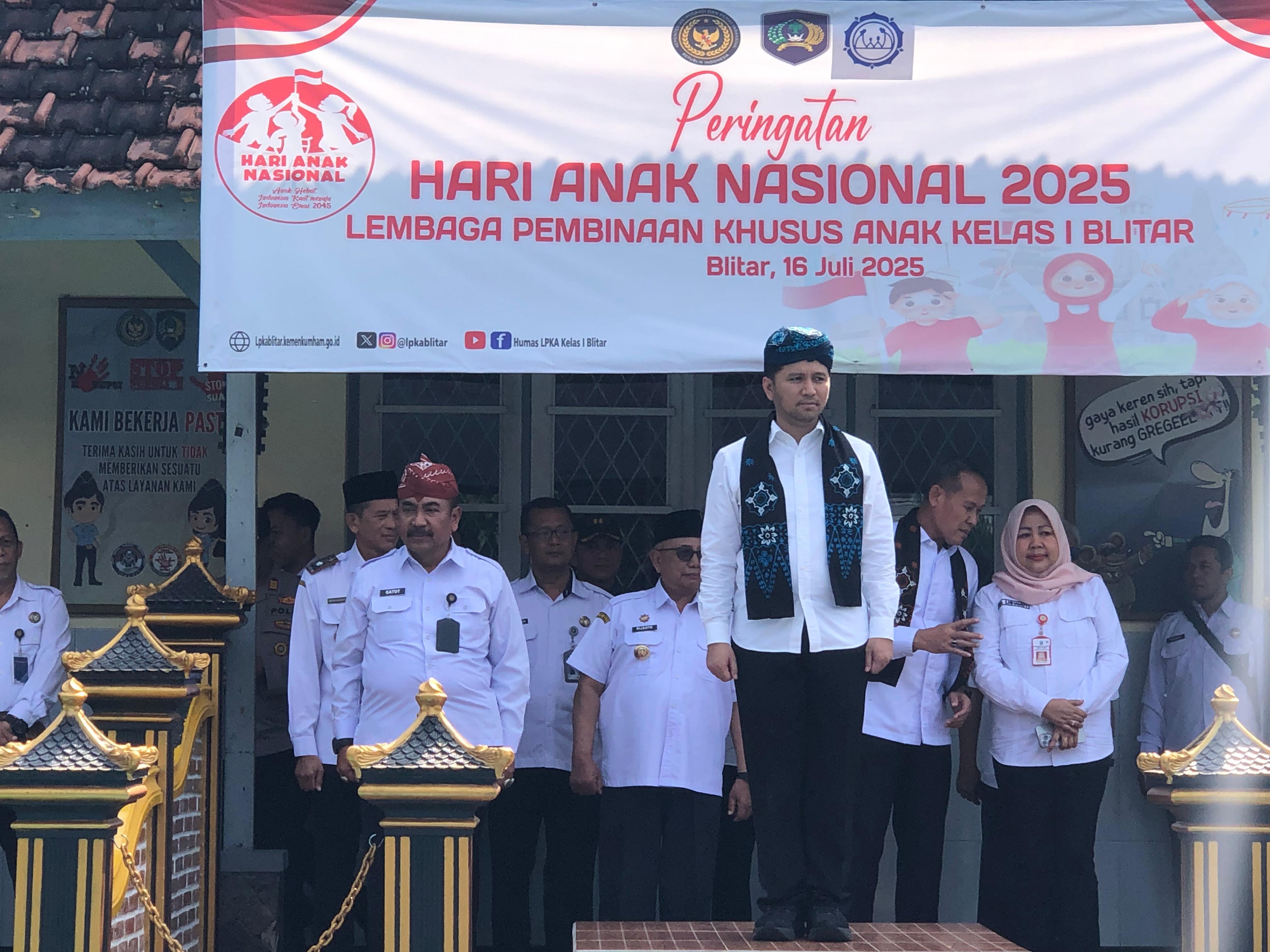BIJAK: Wagub Emil saat memimpin upacara HAN di LPKA Kelas I Blitar, Rabu (16/7/2025).