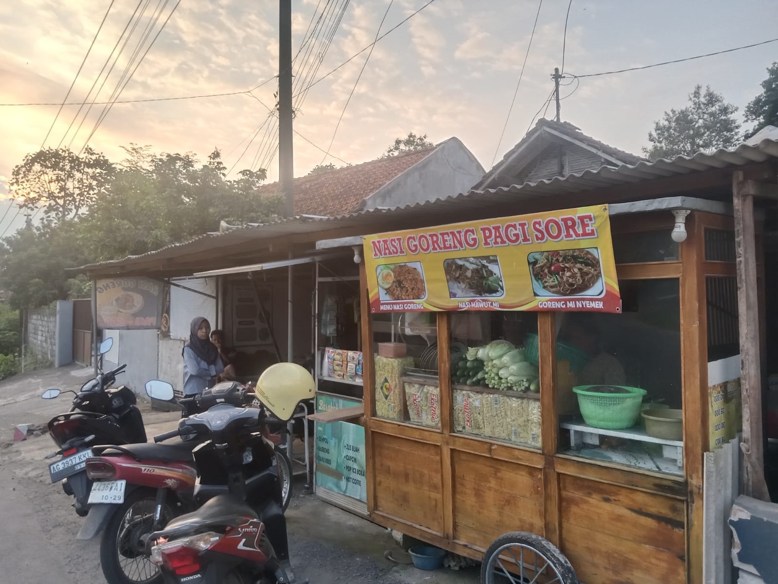 TAK BIASA: Suasana warung nasi goreng Pak No di Kelurahan Tanggung, Kecamatan Kepanjenkidul, Kota Blitar.