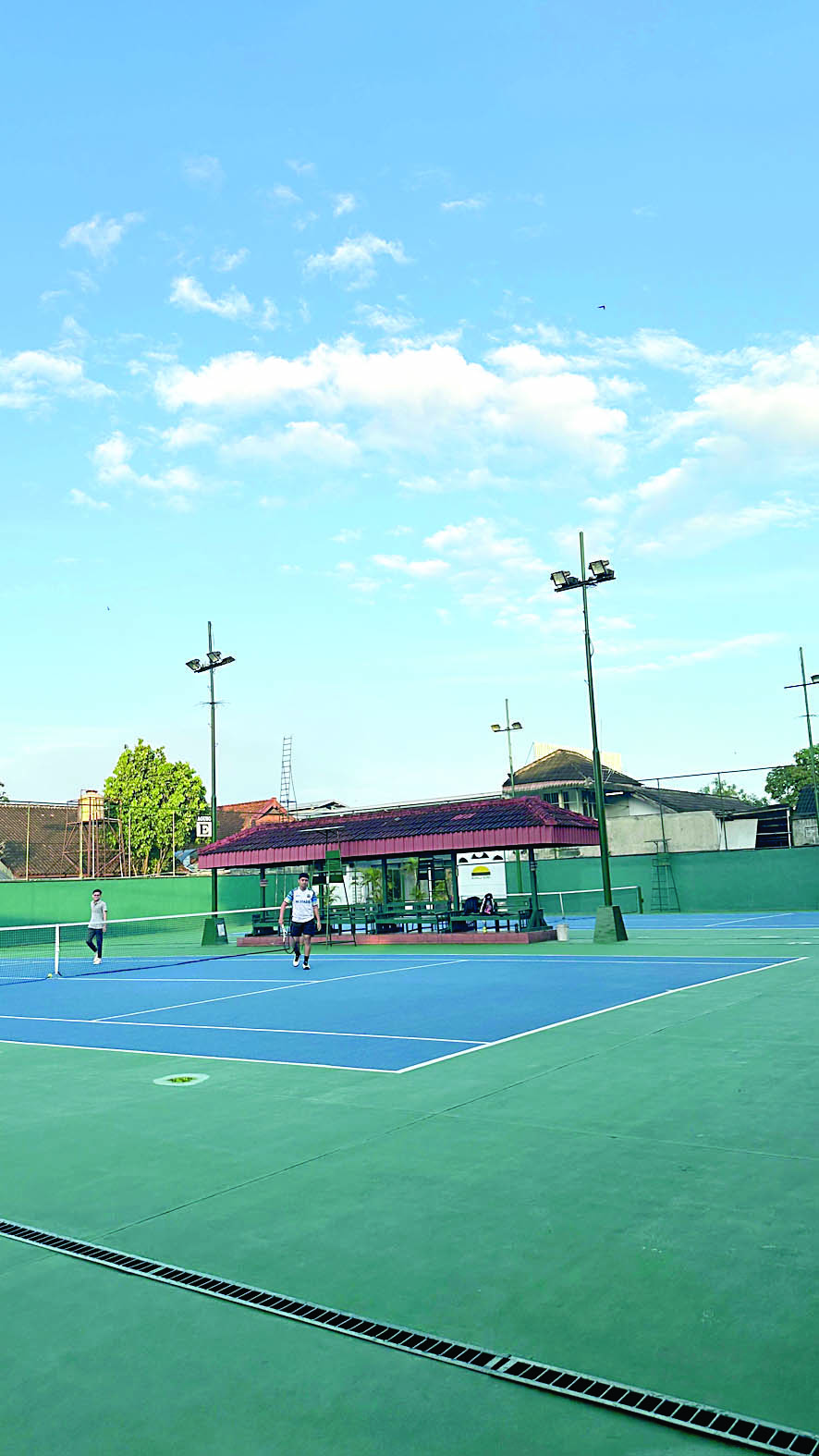 BERGENGSI: Tenis kini jadi olahraga yang digandrungi anak muda karena mengikuti tren.