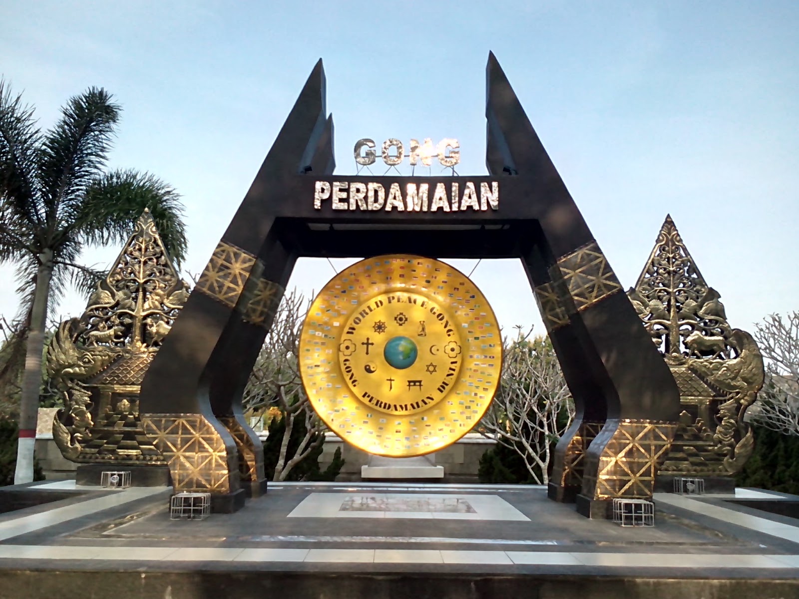 Gong Perdamaian Dunia (Dikutip dari balilatar.blogspot.com)