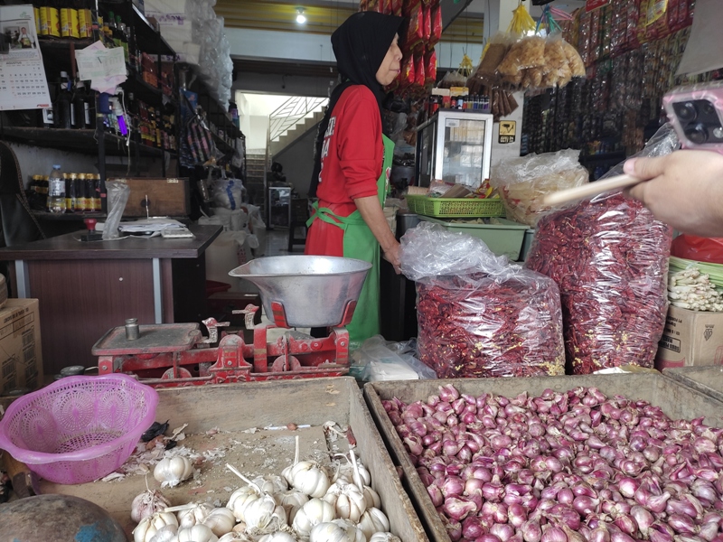DAMPAK CUACA: Daya beli masyarakat menurun akibat harga bawang merah di pasaran melonjak, Selasa (29/7/2025).