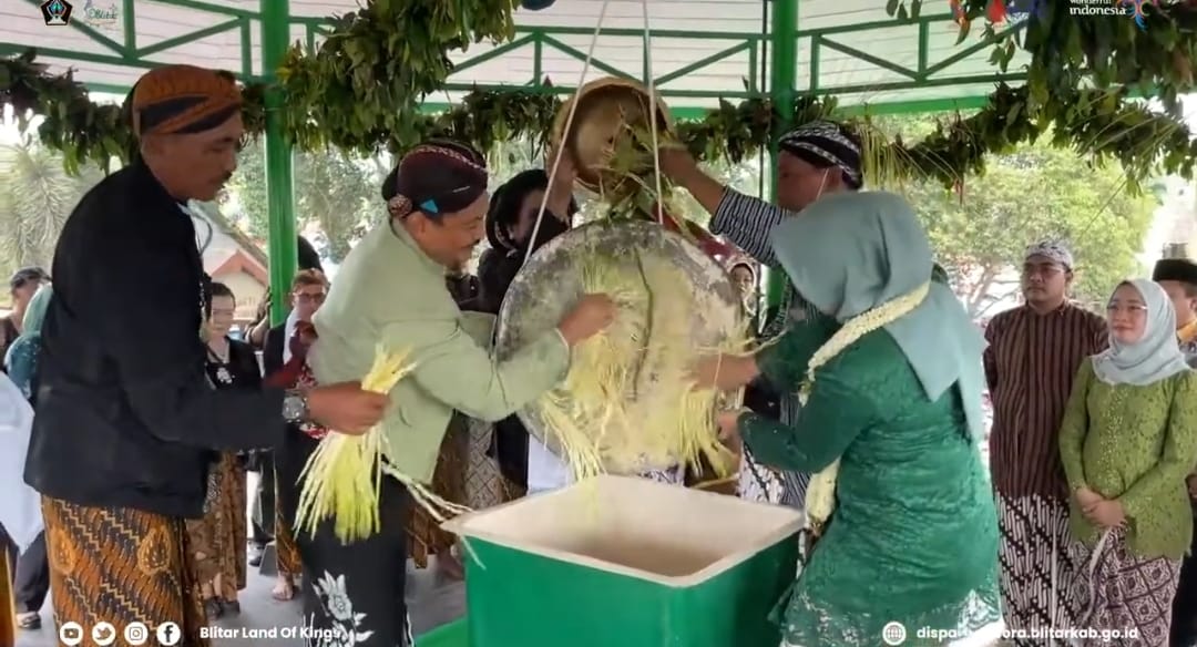 Tradisi Memandikan Gong Kyai Pradah: Tumbal Lodoyo yang Dijaga hingga Kini