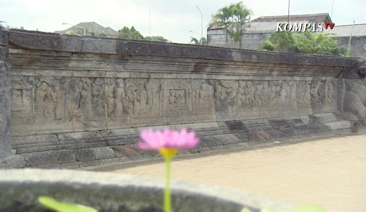Jika selama ini kisah epik Ramayana dan Krisnayana hanya dikenal dari relief Candi Prambanan di Yogyakarta, maka Kabupaten Blitar juga menyimpan narasi serupa&mdash;terpahat dengan detail pada dinding.