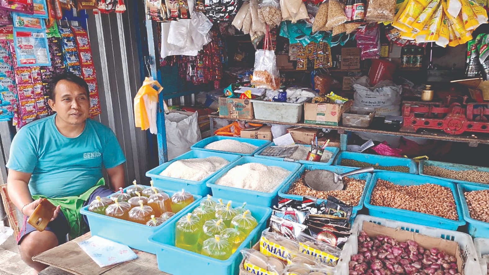 Salah satu toko sembako di pasar tradisonal Blitar yang ikut menaikkan harga beras naik hingga Rp2 ribu.
