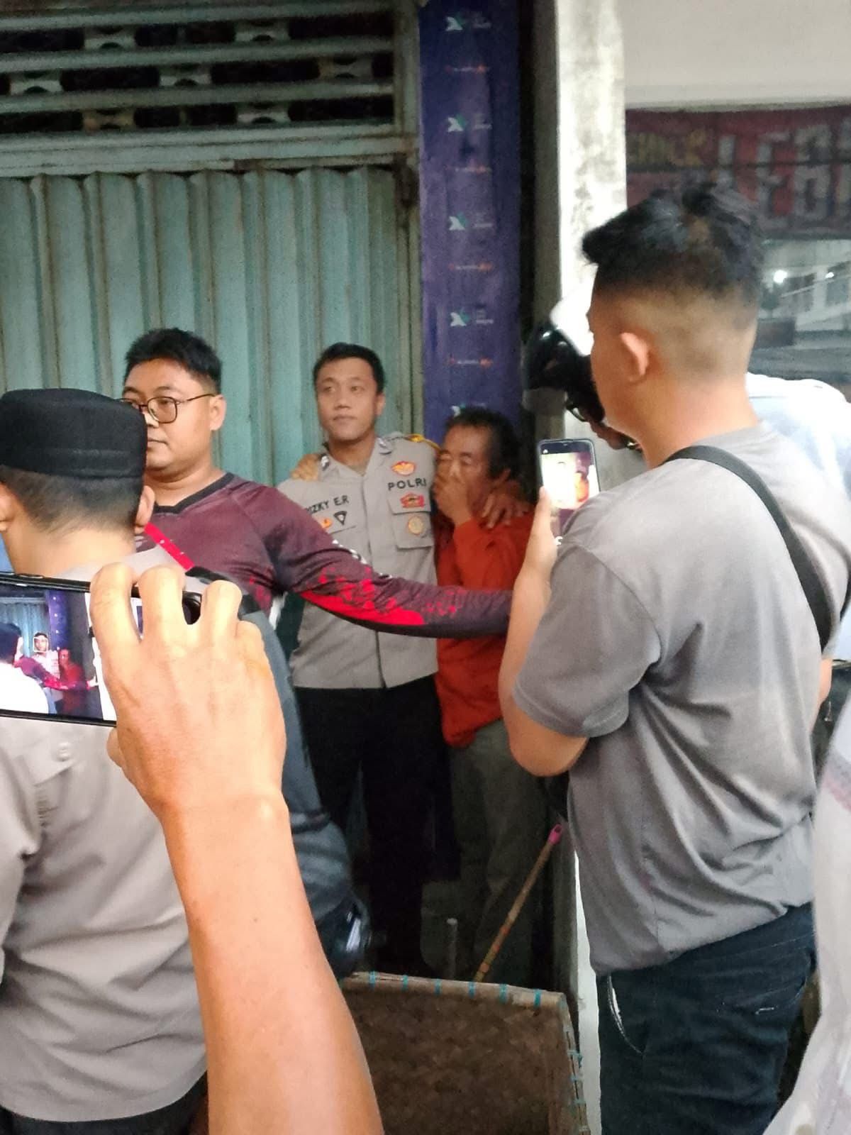 TERTANGKAP: Terduga pelaku pengedar uang palsu di Pasar Tugu Rante Blitar diamankan polisi setelah sempat diamuk warga, Kamis (31/7/2025).