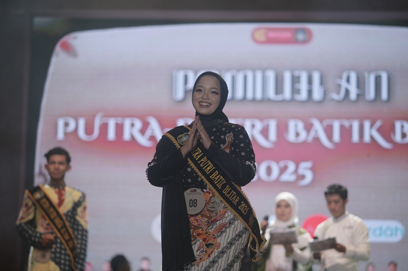 ANGGUN: Audria Mikayla Rahmadina, Putri Batik Kota Blitar 2025.