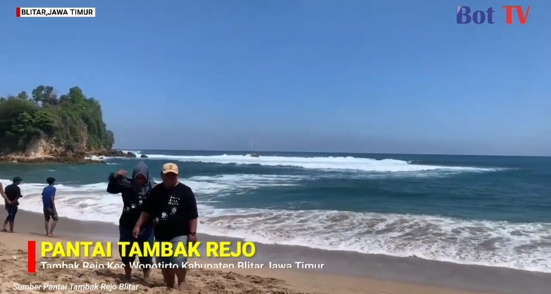 Pantai Tambakrejo: Laut Biru dan Pasir Putih yang Menenangkan
