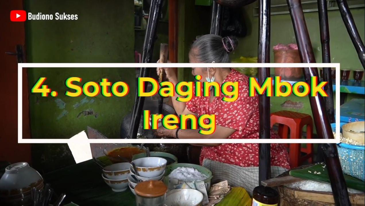 Soto berwarna gelap karena kecap, tapi rasanya tetap segar dan gurih. Daging empuk, kuah kental, dan aroma rempah yang menggiurkan.