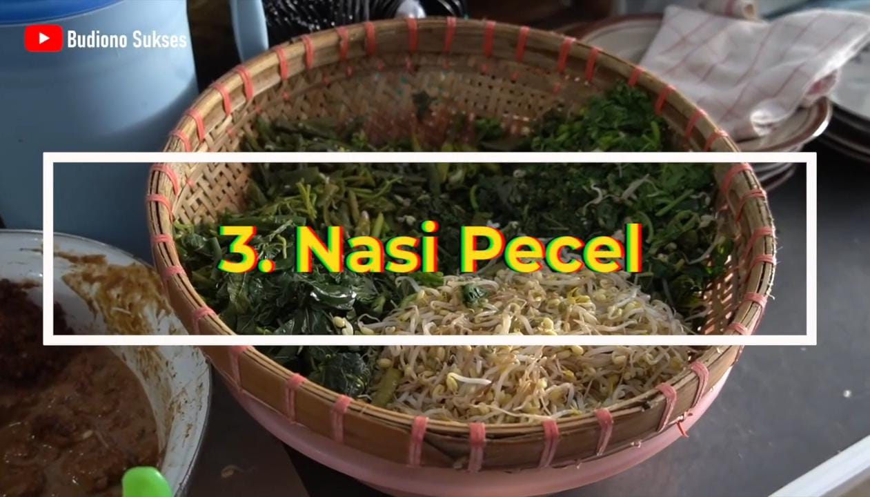 Sekilas mirip pecel lain, tapi bumbu kacangnya lebih halus dan berminyak. Disajikan dengan sayuran rebus, tempe, dan rempeyek.